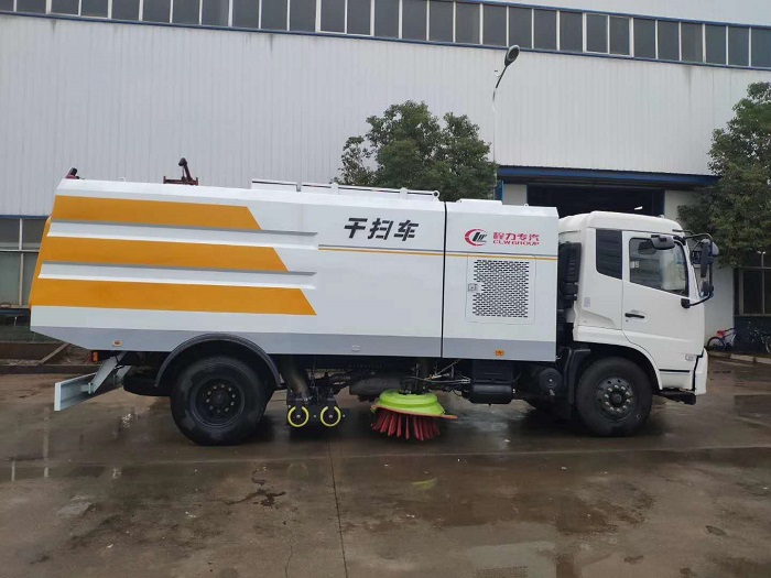 東風(fēng)天錦干濕兩用掃路車圖片