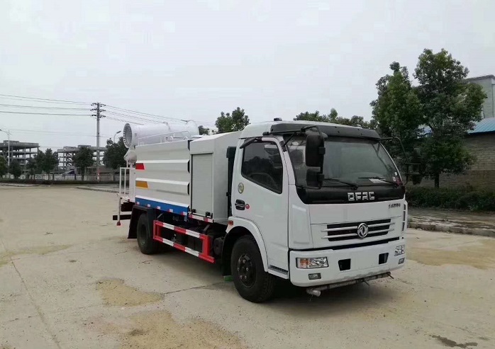 東風(fēng)大多利卡D7多功能抑塵車