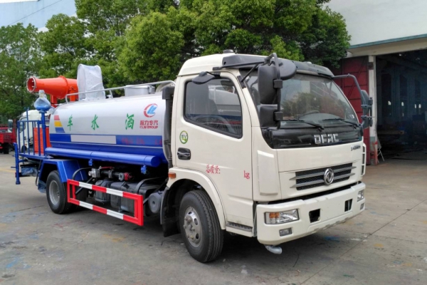 東風大多利卡霧炮車(8噸、30-40米噴霧機)