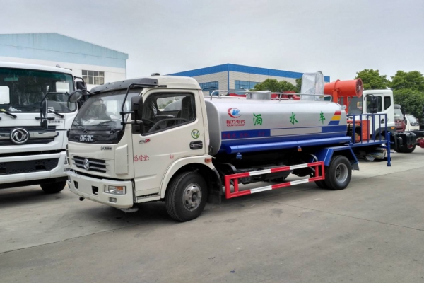 東風大多利卡霧炮車(8噸、30-40米噴霧機)圖片