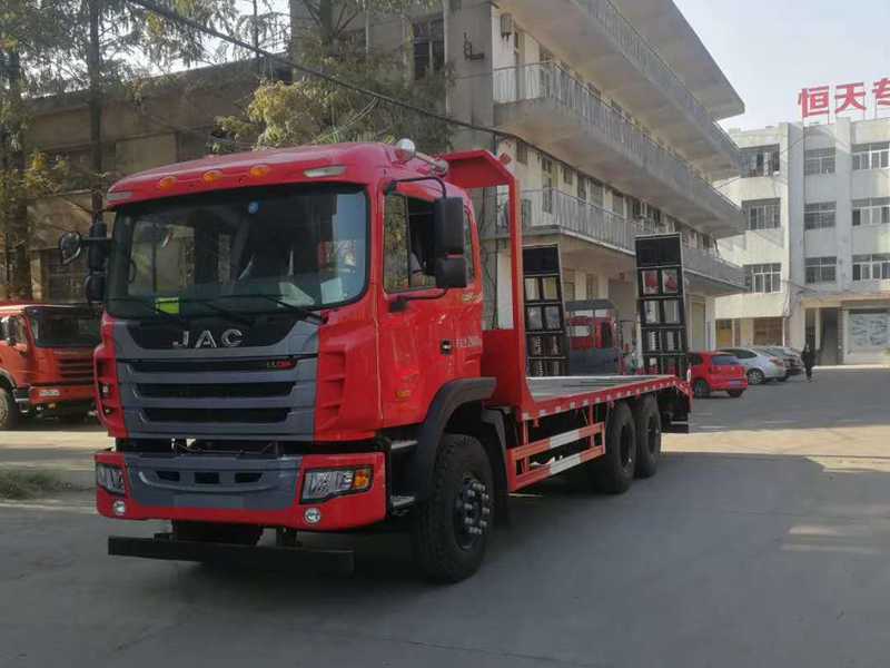 江淮后八輪平板運(yùn)輸車圖片