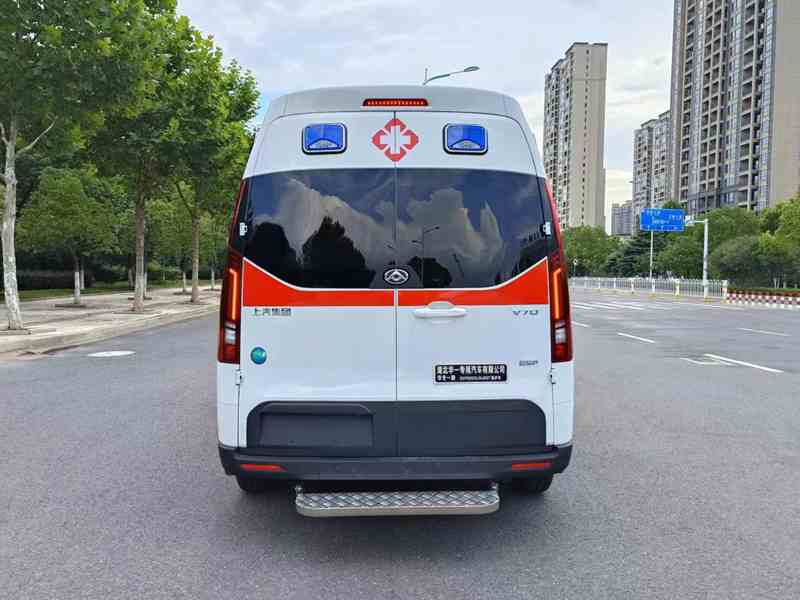 大通V70中軸中頂救護車圖片